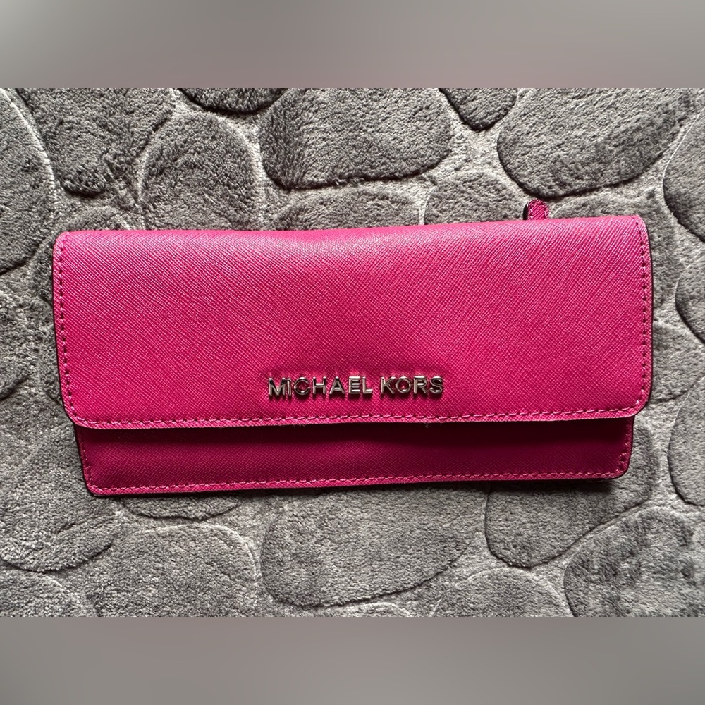 MICHAEL KORS
Flat Jet Set Travel Wallet- Bright Red
Item No. 32F3GTVE7L